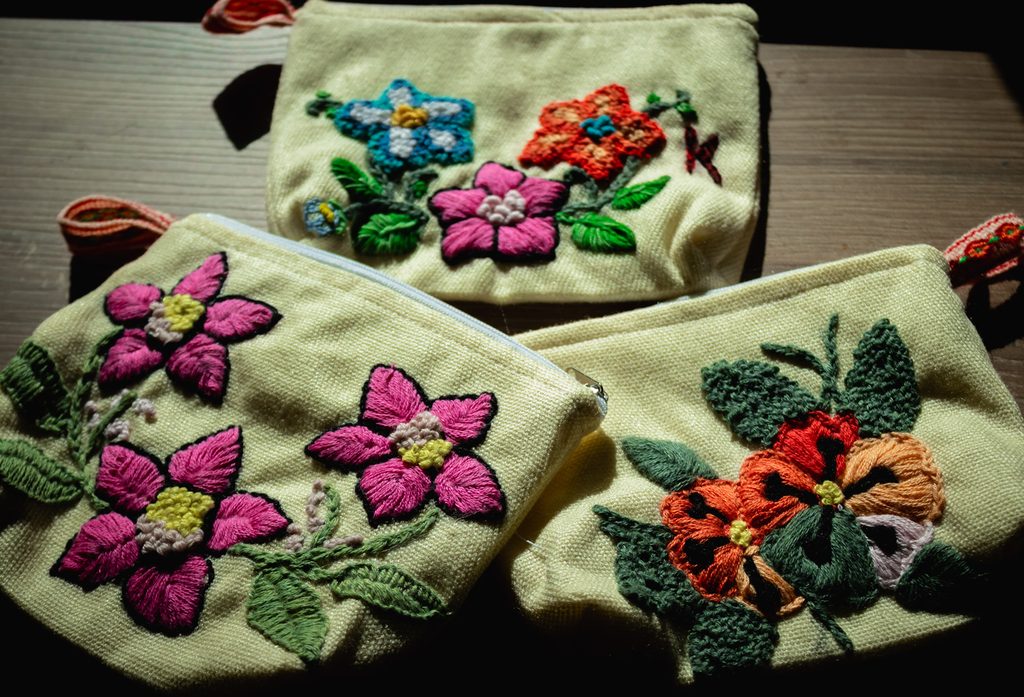 Productos textiles decorados con bordados artesanales de inspiración andina