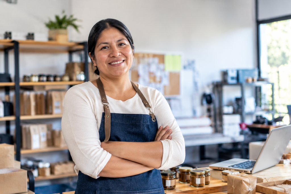 Emprendedora peruana en un espacio de trabajo de su negocio
