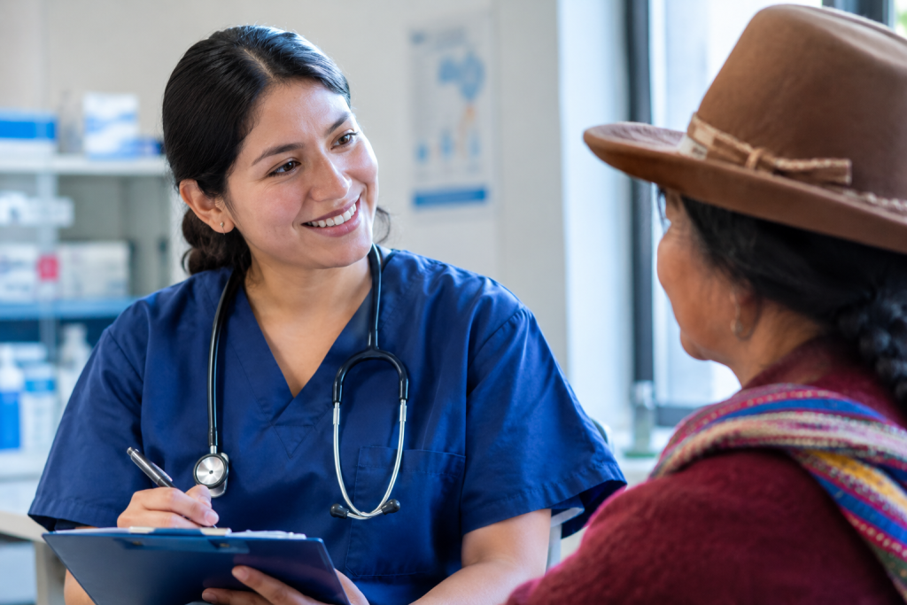 Mujer profesional de la salud desarrollando actividades de atención y fortalecimiento de competencias