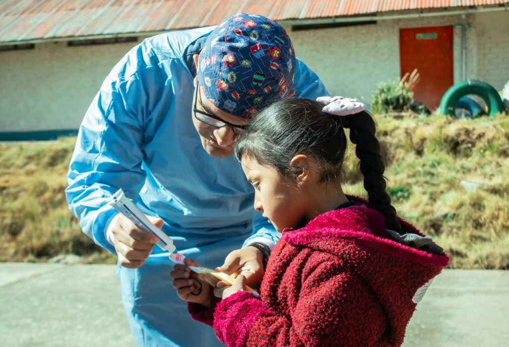 Actividad educativa de promoción de la salud y bienestar infantil junto a escolares y familias