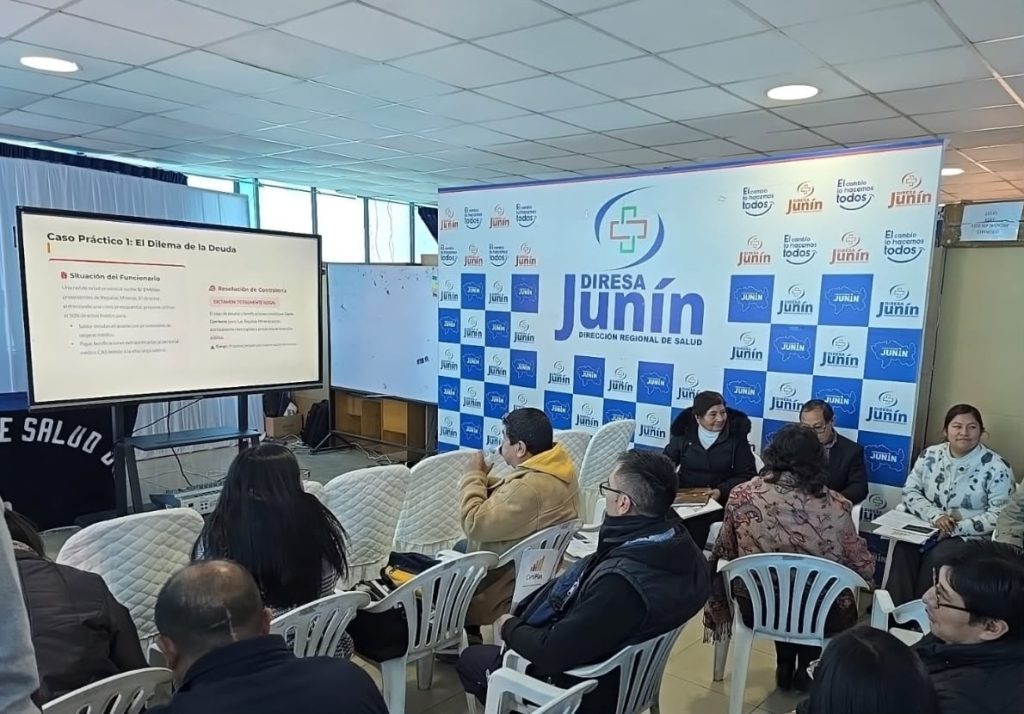 Participantes durante una capacitación presencial sobre gestión de recursos