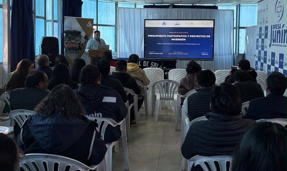 Participantes durante una capacitación presencial sobre gestión de recursos